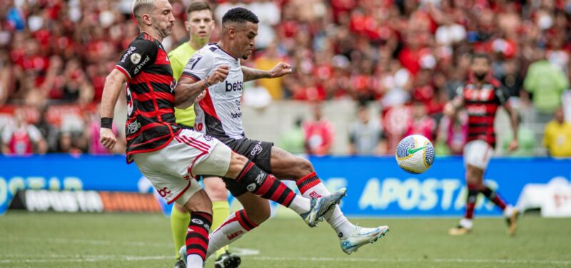 Jogadores de Flamengo e Vitória em disputa no Maracanã pelo Brasileirão.