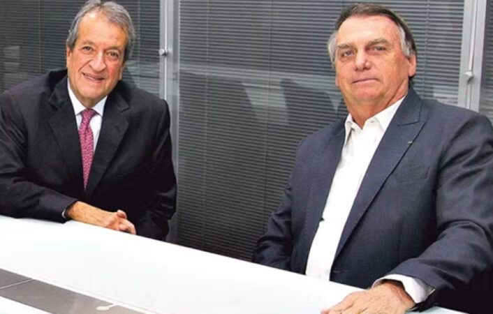 Bolsonaro e Valdemar Costa Neto em missa de sétimo dia em Mogi