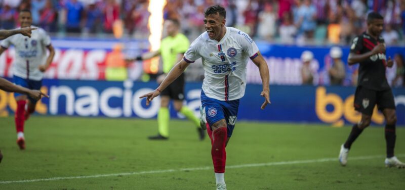 Jogadores do Bahia comemorando gol na vitória sobre o Atlético-GO