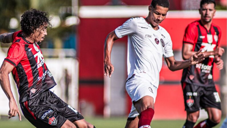 Jogadores comemorando empate do Vitória com Jacuipense