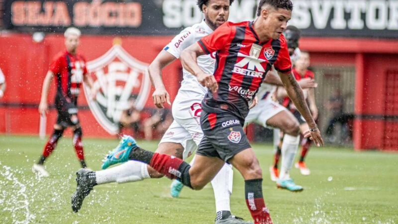Jogadores do Vitória enfrentam gramado encharcado contra Barcelona