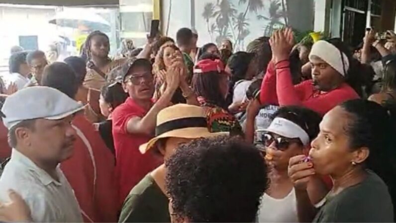 Manifestação de servidores em Lauro de Freitas por salários atrasados