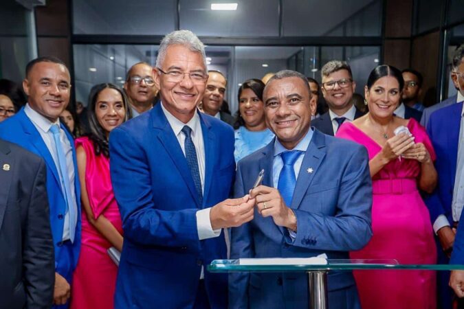 Prefeito Devaldo Soares e ex-prefeito Diógenes Tolentino durante a cerimônia de anúncio do secretariado em Simões Filho.