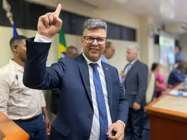 Presidente Itus Ramos durante posse na Câmara Municipal de Simões Filho, discursando sobre governabilidade e progresso.