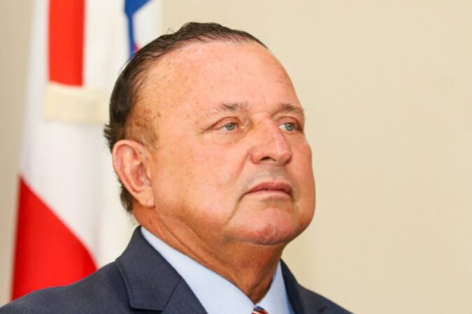 Adolfo Menezes durante a eleição para presidente da ALBA, com novos membros da Mesa Diretora escolhidos para 2025.