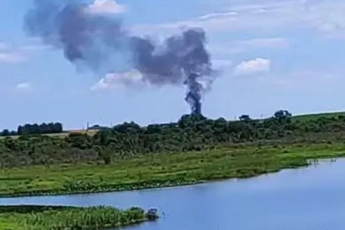 Avião de pequeno porte destruído após queda em área de vegetação em Quadra, SP