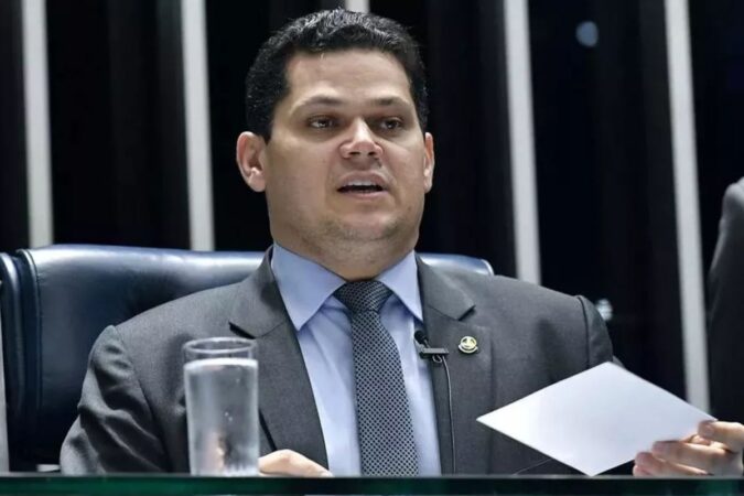 Davi Alcolumbre discursando no Senado Federal com fundo político