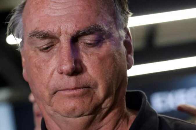Jair Bolsonaro denunciado ao STF por tentativa de golpe.