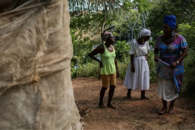Moradores do Quilombo do Quingoma protestam por escritura pública em Lauro de Freitas.