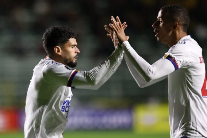 Bahia celebra gol de empate contra The Strongest na Libertadores.