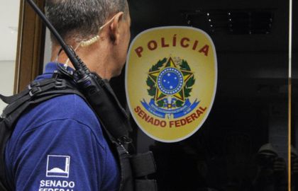Equipe da Polícia do Senado em ação durante busca e apreensão.