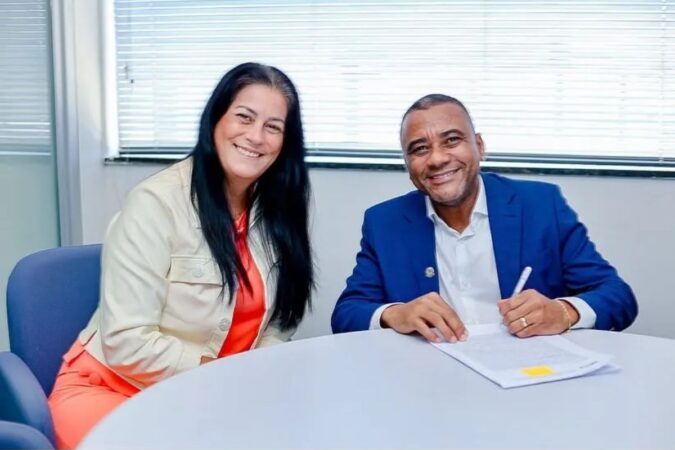 Prefeito Del e vice Simone Costa em atividade na Simões Filho