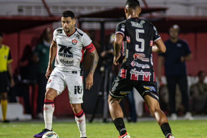 Val Soares marca gol do Vitória no jogo contra o Atlético de Alagoinhas