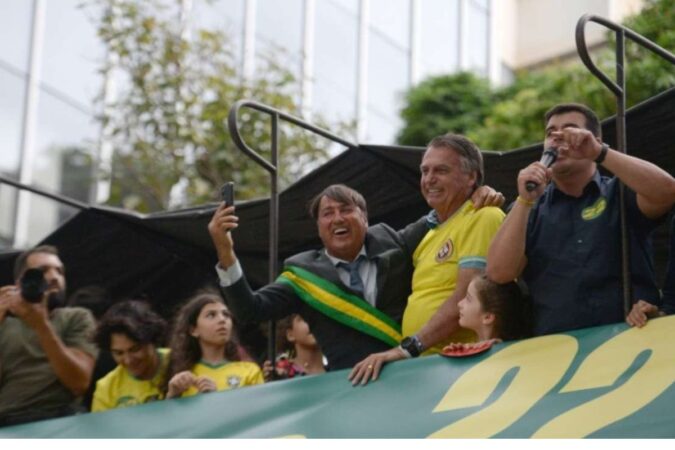 Protesto contra Lula em Copacabana com presença de Bolsonaro