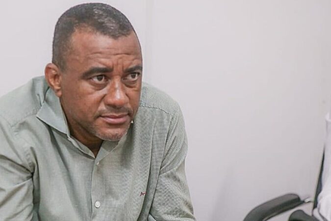 Prefeito de Simões Filho em reunião com apoiadores políticos.