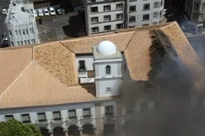 Incêndio na Câmara Municipal de Salvador com fumaça saindo do prédio