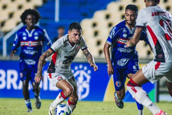 Baralhas comemora gol decisivo contra o Maranhão