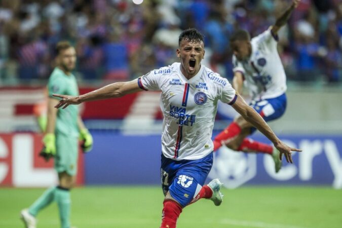 Jogadores do Bahia comemorando gol na Arena Fonte Nova