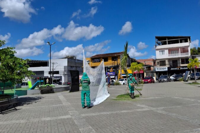 Praça da Bíblia recebe limpeza após denúncias de abandono.