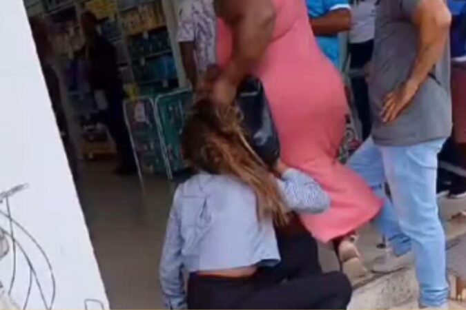 Duas mulheres sendo agredidas após serem flagradas furtando em farmácia de Simões Filho.