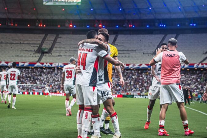 Gustavo Mosquito comemora gol do Vitória contra o Fortaleza.
