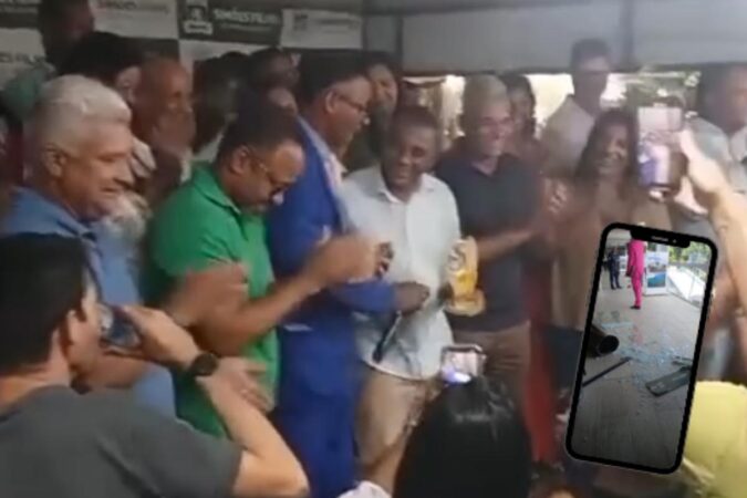Edy Kakai, presidente do Grupo Gay da Bahia, durante protesto na prefeitura.