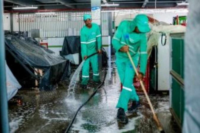 Equipe de limpeza trabalhando no Mercado Municipal Jeová Jireh em Simões Filho