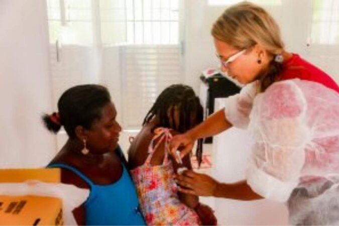 Equipe médica realiza atendimentos gratuitos no mutirão de saúde da Comunidade Quilombola Rio dos Macacos.