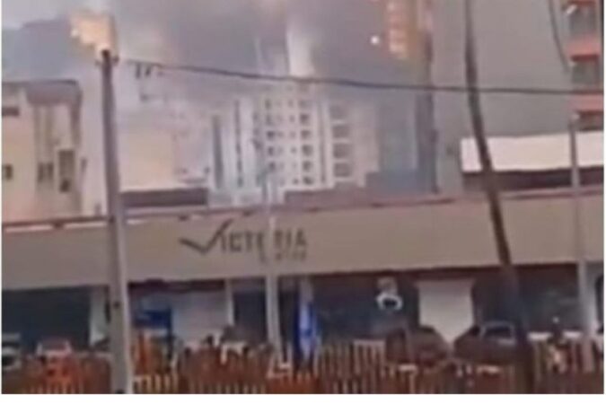 Obra da Rede Mix em Salvador pega fogo e gera riscos. Ação imediata evita maiores danos.