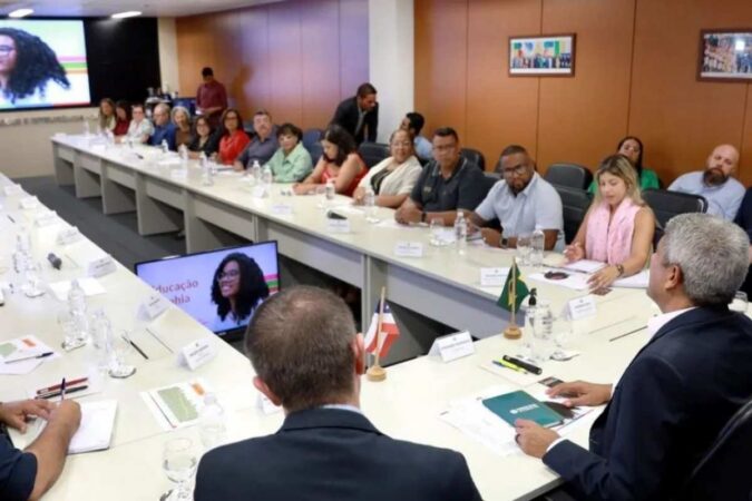 Governo da Bahia implementa Lei do Celular em escolas estaduais com ações até fevereiro