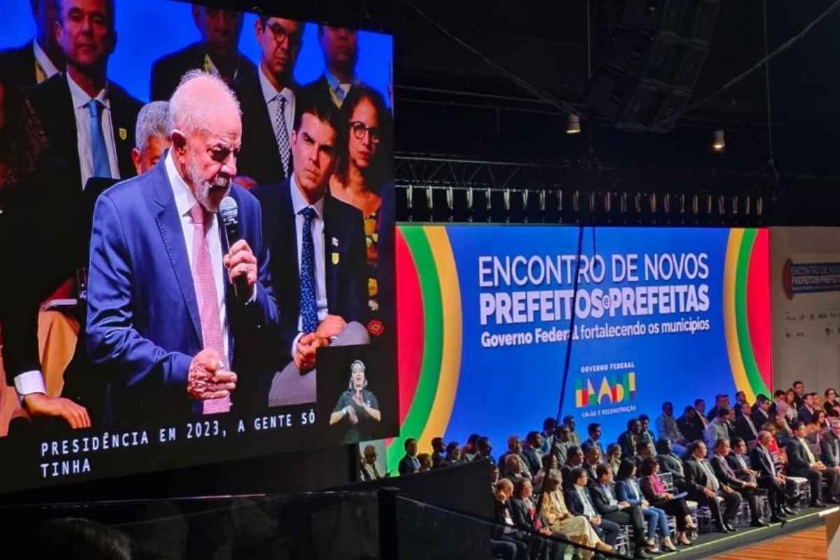 Lula e prefeitos em Brasília