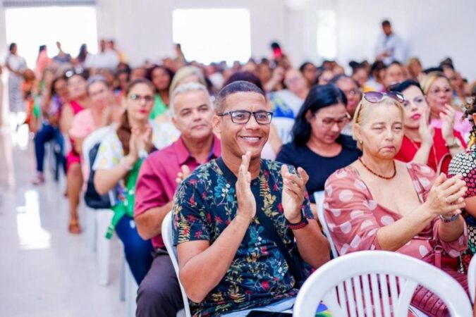 Imagem de educadores participando da Jornada Pedagógica 2025 em Simões Filho, com atividades de formação e planejamento para o ano letivo.