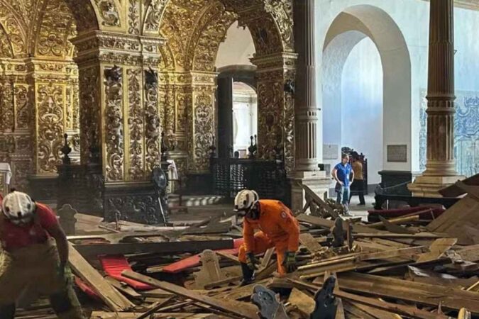 Imagem do desabamento do teto da Igreja de São Francisco de Assis, conhecida como igreja de ouro, em Salvador.