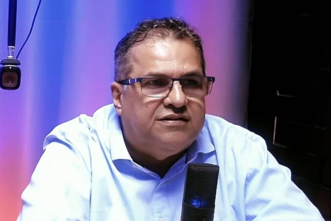 Jackson Bonfim durante entrevista no PodPensar Podcast falando sobre crime eleitoral