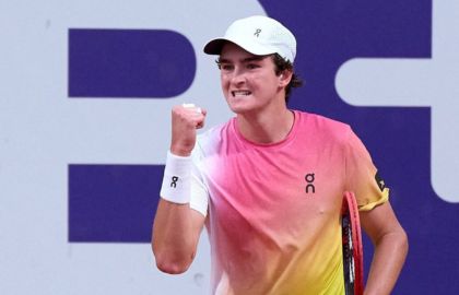 João Fonseca comemora vitória no ATP 250 de Buenos Aires.