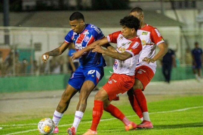 Juazeirense e Bahia em campo durante empate na Copa do Nordeste 2023