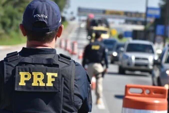 Policiais e cães farejadores em ação durante a Operação Estrada Legal na Praça de Pedágio de Simões Filho.