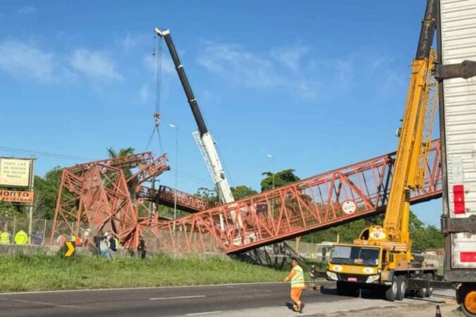Passarela desaba na BR-324 após colisão de carreta em Feira de Santana.