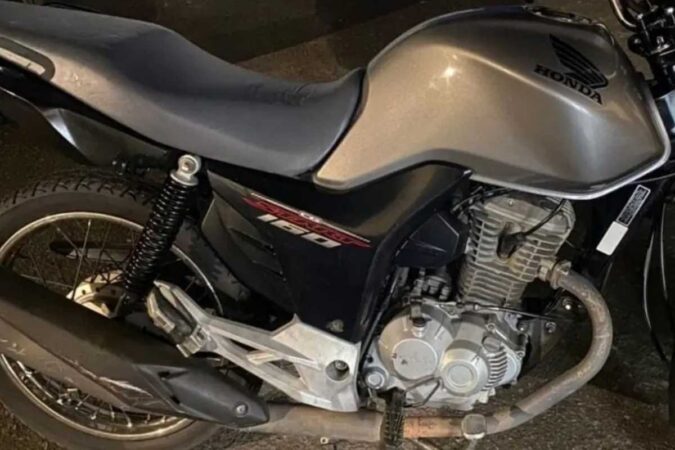 Policiais abordam moto Honda CG 160 cinza com placa falsa em Simões Filho