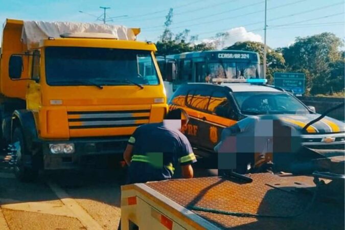 Policiais rodoviários fiscalizando caminhão com irregularidades na BR 324 em Simões Filho
