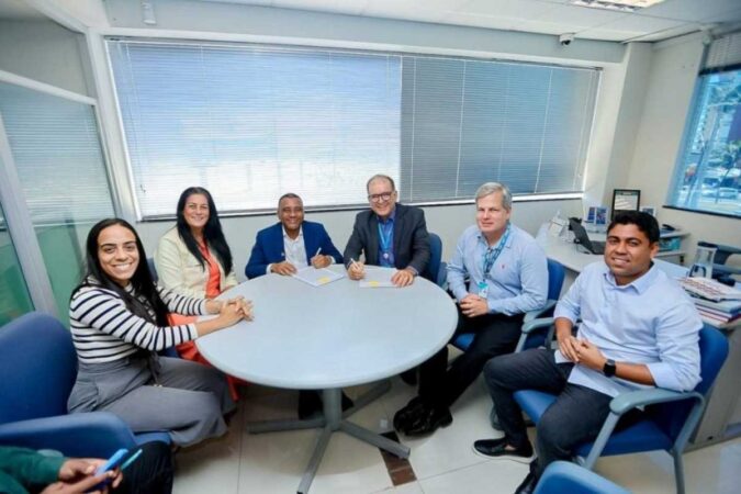 Prefeito Del assina contrato para construção de 480 moradias no bairro Cristo Rei, Simões Filho.