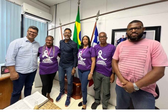 Reunião na Câmara de Simões Filho sobre fibromialgia e Fevereiro Roxo com vereadores e representantes.