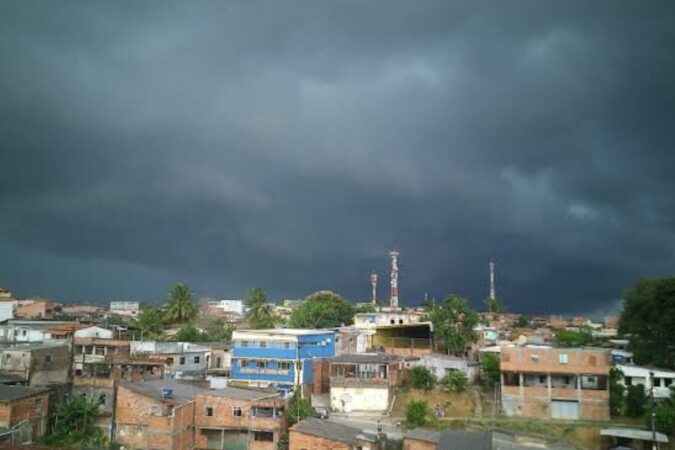 Simões Filho enfrenta chuvas intensas e crise financeira em 2025, com deslizamentos e inundações na região.