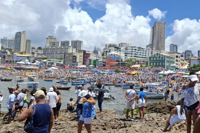 Termômetro marca 35,2°C durante festa de Iemanjá na Bahia.