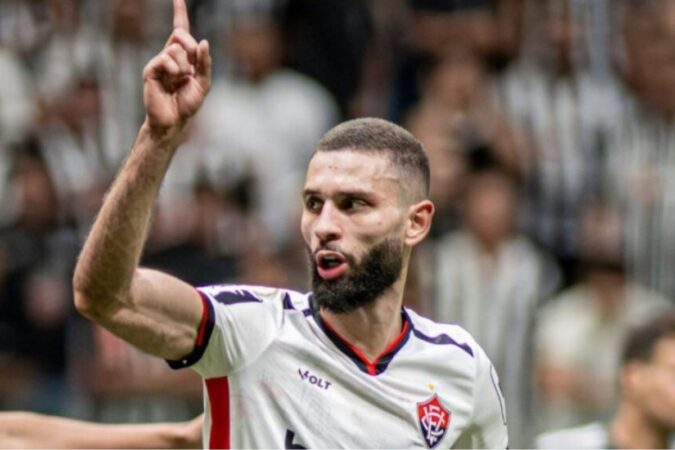 Wagner Leonardo, zagueiro do Vitória, em ação