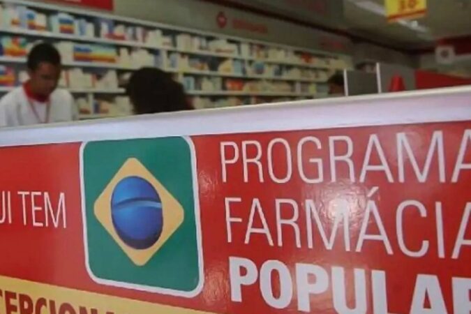 Pacientes retirando medicamentos gratuitos no Farmácia Popular