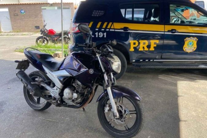 Policiais da PRF recuperam moto roubada em Simões Filho, Bahia, durante operação de fiscalização rodoviária.
