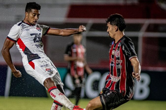 Lucas Halter cabeceia para abrir o placar no jogo contra o Atlético de Alagoinhas.