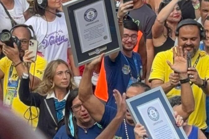 Multidão celebra Carnaval de Salvador, reconhecido como o maior do mundo.