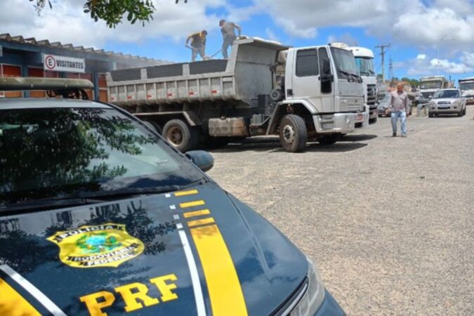 PRF realiza fiscalização de veículos com excesso de peso na BR-324.